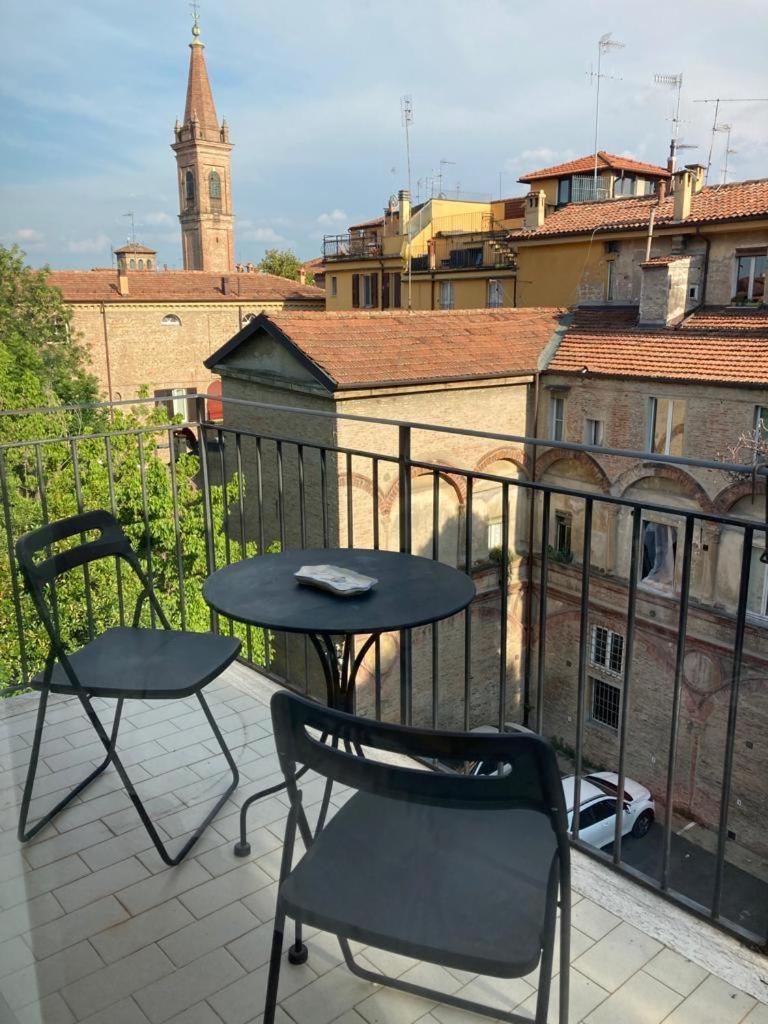 Charming Home Towers-Roofs View Болоня Екстериор снимка